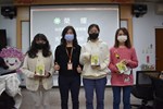 主任頒獎櫃台服務禮儀優良人員照片