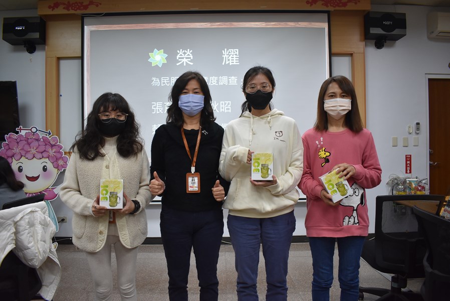 主任頒獎櫃台服務禮儀優良人員照片